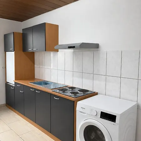 3 Schlafzimmer Und Balkon Nähe Flughafen Apartment